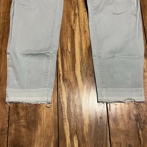 Great condition. No flaws just wrinkled from being in the drawer - Picture 3 of 3